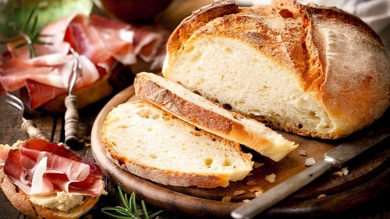 Crostini con crudo e hummus di ceci_16_9